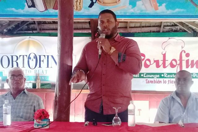 Tiburones del Norte presentan nuevo dirigente con miras al próximo campeonato del béisbol profesional de verano