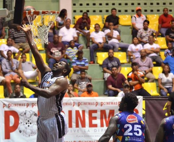 Huracanes del Atlántico obtienen primer triunfo tras vencer en tiempo extra a Reales de La Vega