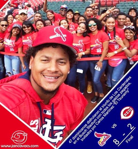 Lanzador Carlos Martínez invita grupo de jóvenes dominicanos a estadio y tira un partidazo ante Cincinnati