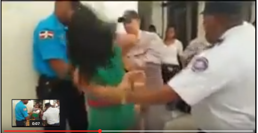 El policía humillado escupido en la cara