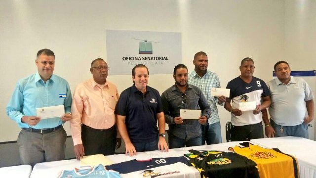 Senador Paliza entrega aporte económico a los cinco equipos del baloncesto superior de Puerto Plata