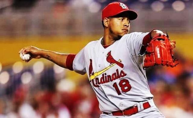 Lanzador puertoplateño Carlos Martínez se destaca con el bate y su potentes pitcheos