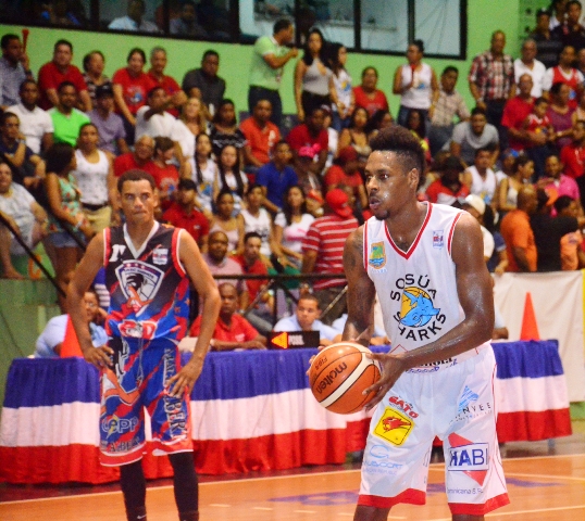 Sosúa Sharks vence a Correcaminos de la Parte Baja y toma ventaja en serie final Baloncesto Superior de Puerto Plata