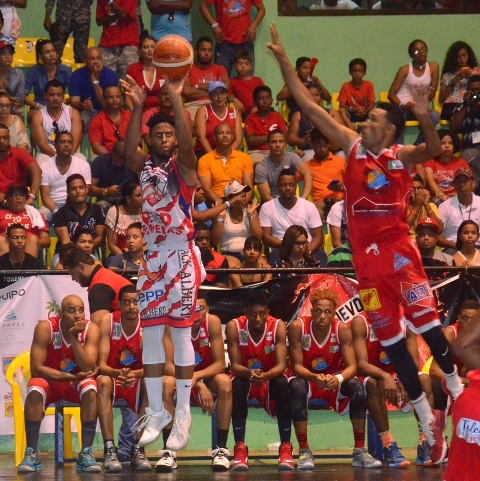 Correcaminos de la Parte Baja le ganan a los Sharks de Sosúa e igualan serie final de baloncesto superior de Puerto Plata