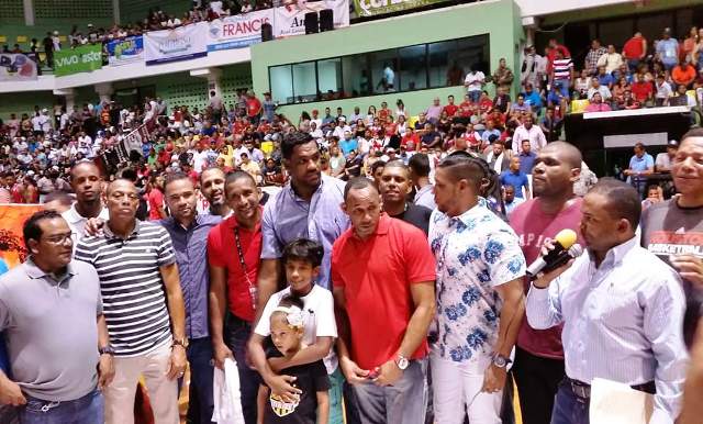 Rinden merecido homenaje al baloncestista Marlon Martínez tras anunciar su retiro