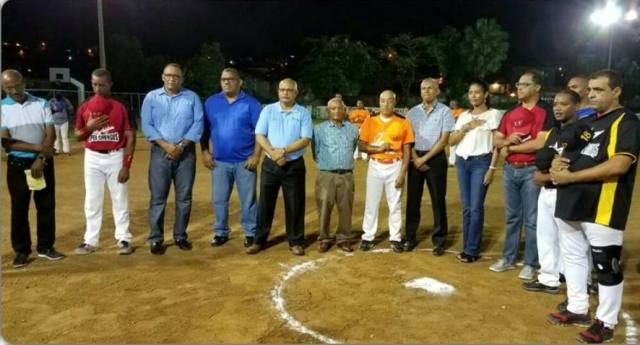 Dan inicio al torneo de softbol de la Liga Súper Chongos en las reparadas instalaciones del Puerto Plata Tenis Club