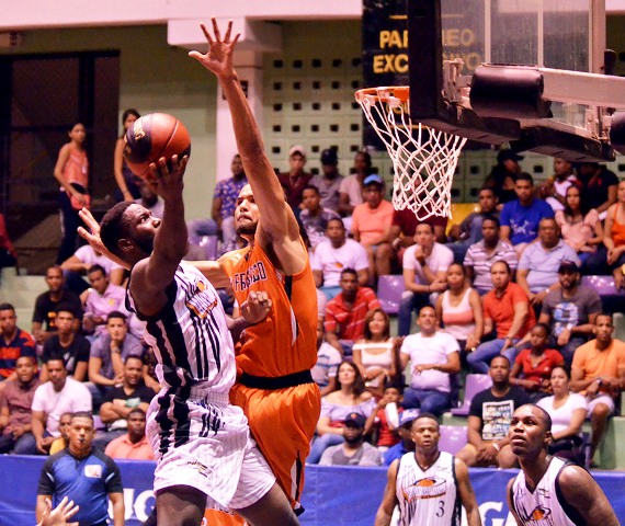 Indios de San Francisco de Macoris vencen a domicilio a los Huracanes del Atlántico en Puerto Plata