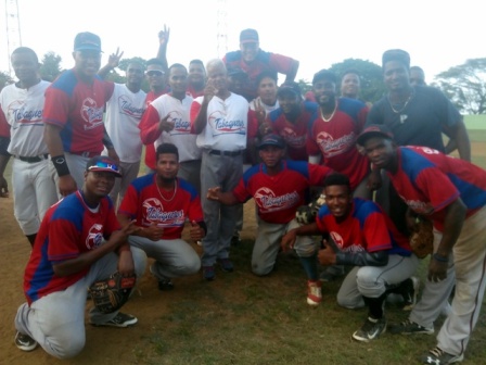 Tabaqueros de Bonao empatan semifinal Liga de Verano al derrotar a domicilio a Tiburones del Norte en Puerto Plata