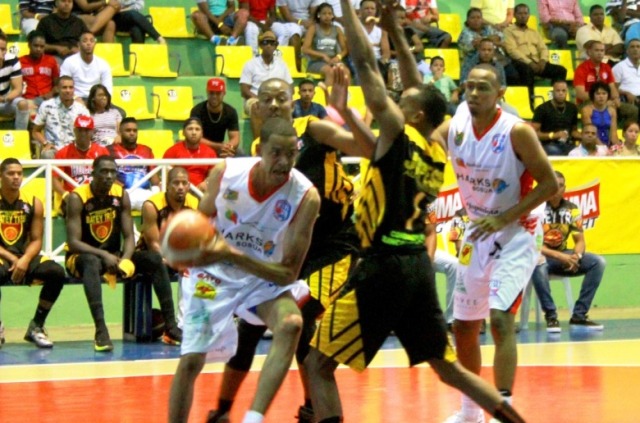 Equipos Sharks de Sosúa y Mellizos del Sur ganan en continuación torneo de baloncesto superior de Puerto Plata