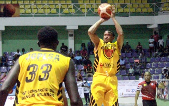Un canastazo del jugador José Polanco le da la primera victoria al equipo Eduardos del Batey en el baloncesto superior de Puerto Plata