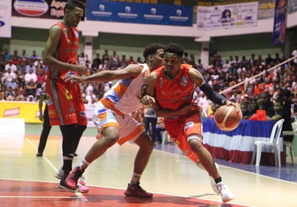 Equipos Eduardos del Batey y Sosúa Sharks obtienen respectivas victorias en el baloncesto superior de Puerto Plata