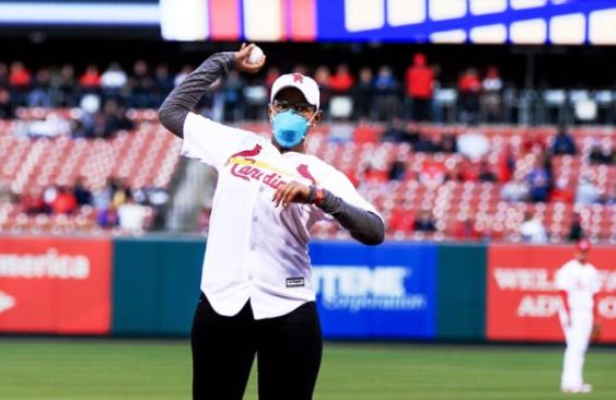 Jovencita puertoplateña que recibió trasplante de médula realiza el primer lanzamiento antes del juego entre Cardenales y Cerveceros