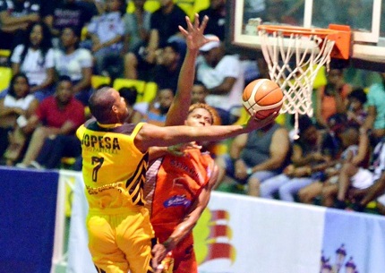 Cotorras del Gustavo y Eduardos del Batey triunfan en el baloncesto superior de Puerto Plata
