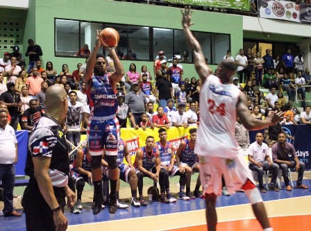 Cotorras y Correcaminos triunfan en el inicio de la serie semifinal del baloncesto superior de Puerto Plata
