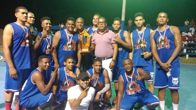 Equipo “Los Unos” se corona campeón de torneo baloncesto pre superior Los Ginebra, Christopher Acevedo es escogido MVP