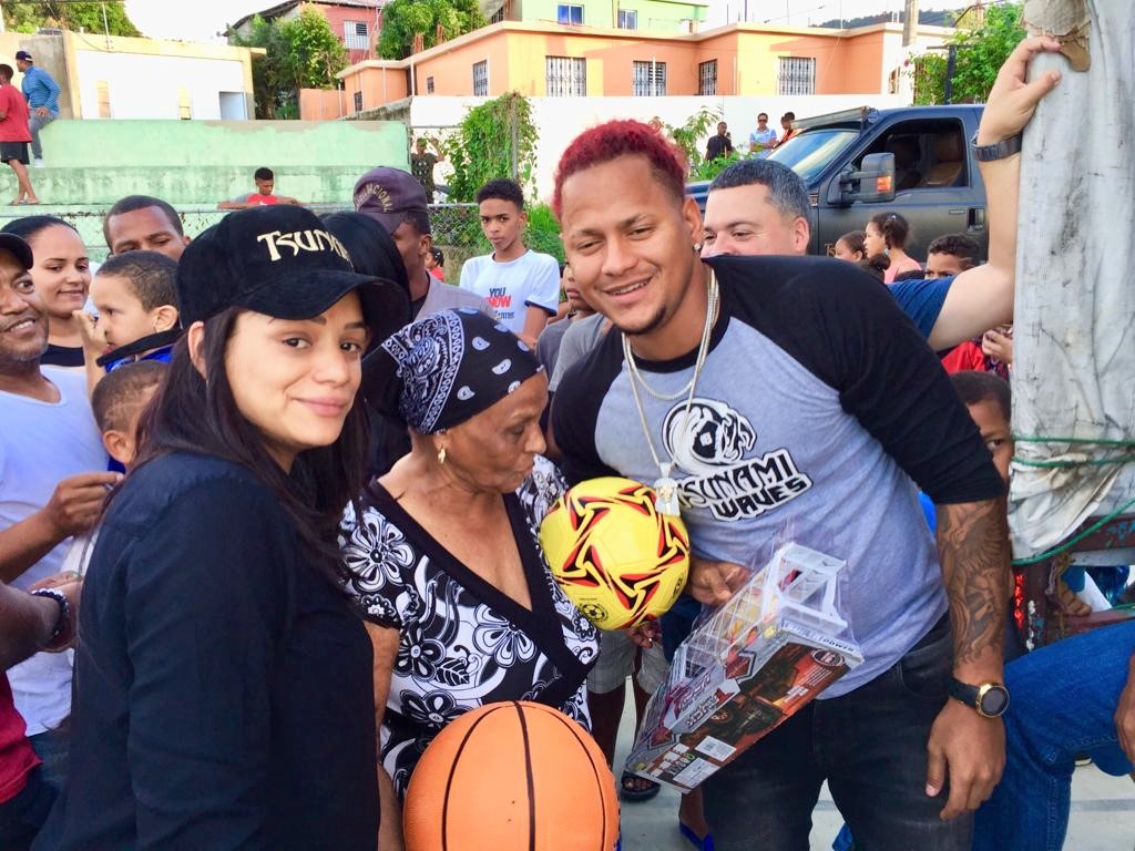 Pelotero Carlos Martínez entrega juguetes a centenares de niños en el sector Colinas del Sur en Puerto Plata
