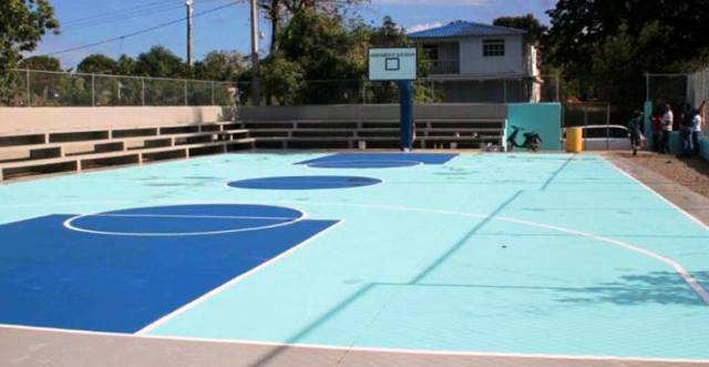 Alcaldía de Sosúa entrega cancha remodelada del sector Alto de Chila en comunidad Sabaneta de Cangrejos