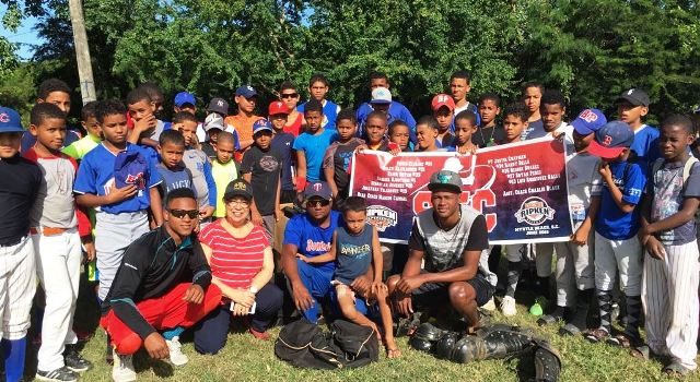 Dirigente comunitaria de Puerto Plata gestiona donación de utilerías para liga deportiva de San Marcos