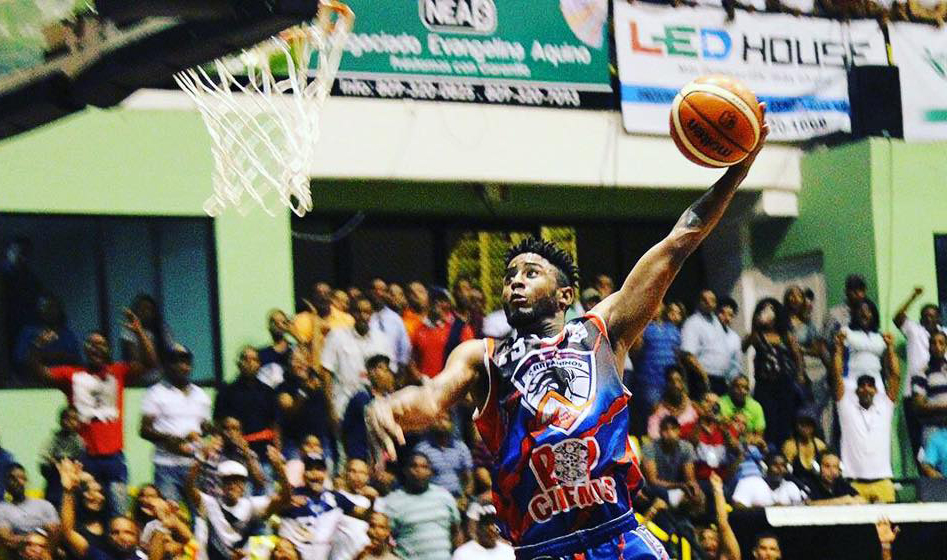 Baloncestista puertoplateño Bernardo Polanco firma con el equipo Gaiteros de Zulia en liga profesional de Venezuela