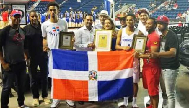 Comité de Puertoplateños Residentes en Canadá reconoce a dos jóvenes atletas de La Novia del Atlántico y al presidente de la FEDOMBAL