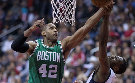 Al Horford seguirá en busca del título en los Celtics