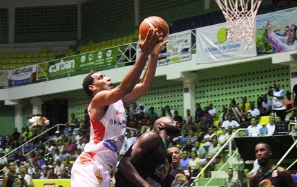 Jugador Juan Guerrero estuvo inmenso en el segundo triunfo de los Sosúa Sharks ante Cotorras del Gustavo en serie final baloncesto superior de Puerto 