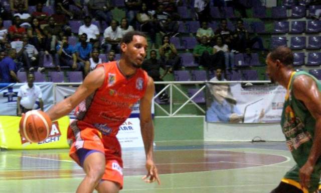 Sharks de Sosúa se colocan a un triunfo de revalidar corona en torneo baloncesto superior con refuerzos de Puerto Plata