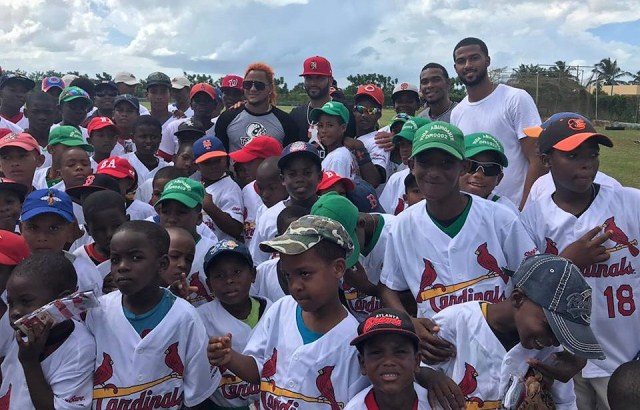 Peloteros de Grandes Ligas Carlos Martínez y Albert Pujols realizan operativos médicos en comunidad de San Pedro de Macorís