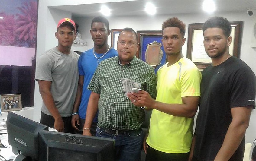 Empresario dona ayuda económica a jóvenes beisbolista de Puerto Plata quienes viajarán a EEUU a programa de entrenamiento