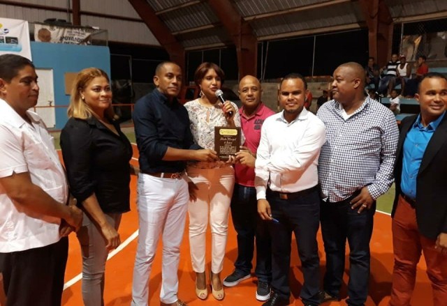 Ayuntamiento de Imbert dona gran aporte económico para torneos de baloncesto y softbol