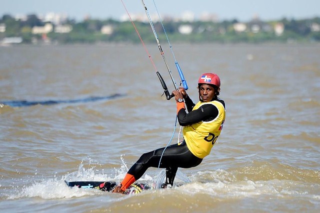 Atleta puertoplateño campeón de vela en juegos olímpicos de la juventud muestra satisfacción al poner en alto a RD