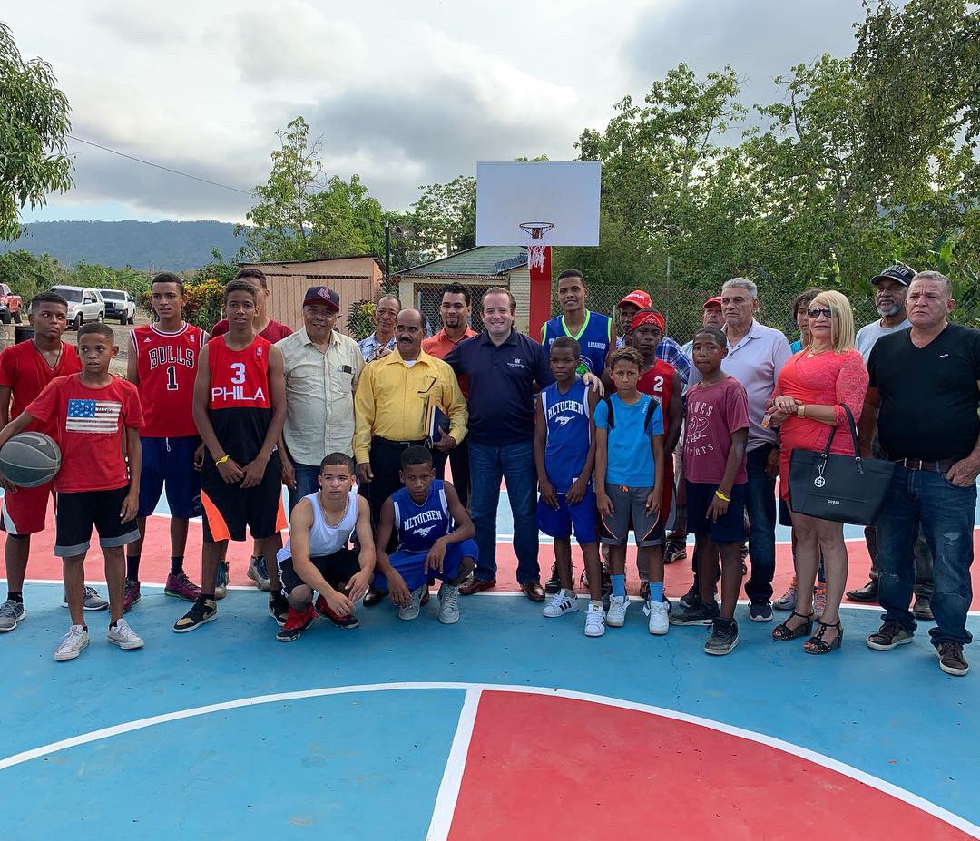 Senador José Paliza auspicia reacondicionamiento cancha de baloncesto en sector del municipio Los Hidalgos (El Mamey)