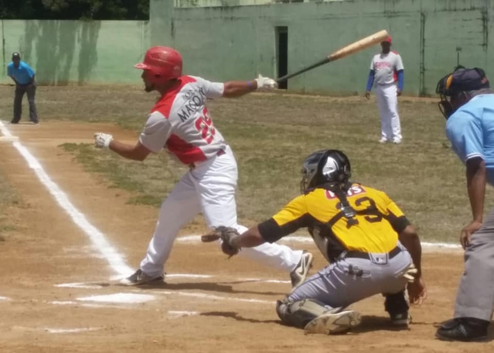 Tiburones del Norte ripostan y vencen en Puerto Plata a Granjeros de Moca en Serie Final Liga de Béisbol Verano