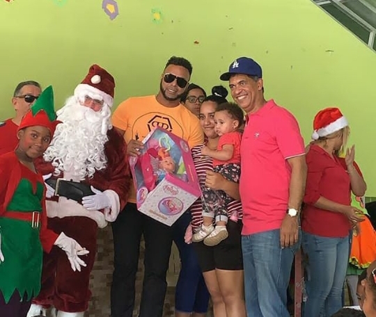 Pelotero de Grandes Ligas Nelson Cruz por tercer año consecutivo estuvo en Yásica Arriba entregando juguetes a niños