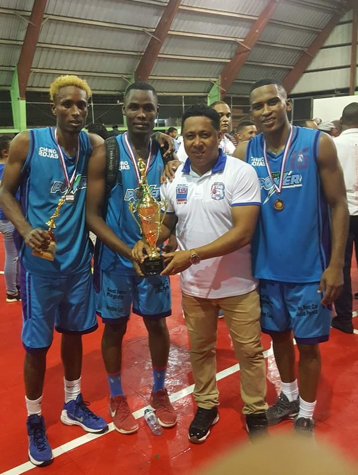 Los Powers se coronan campeones en torneo baloncesto superior de Montellano tras derrotar a Pancho Mateo