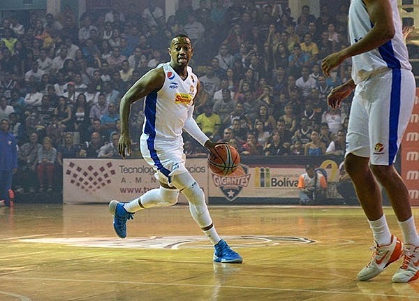 Baloncestista puertoplateño Kelvin (El Pollito) Peña se destaca en el torneo superior de básquet de Higüey