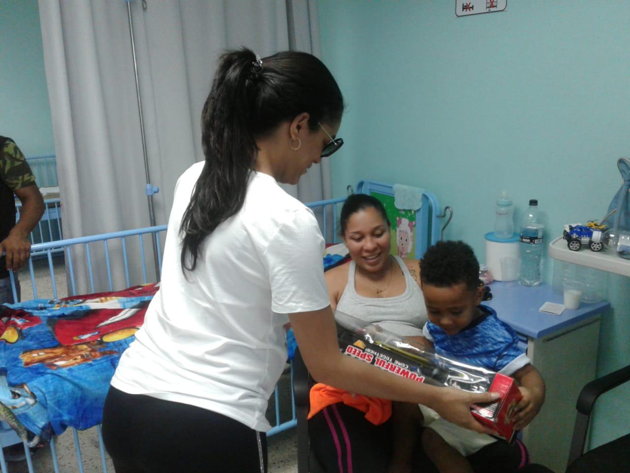 Fundación “Tsunami Wave” del pelotero Carlos Martínez entrega juguetes a niños del Hospital Ricardo Limardo