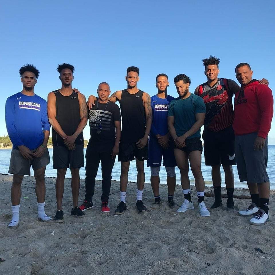 Baloncestistas de Santiago realizan entrenamientos de resistencia en arena de playa Long Beach en Puerto Plata