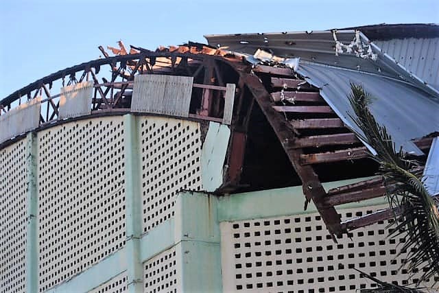 Autoridades siguen mudas e inoperantes ante peligroso desplome del techado Fabio Rafael González en Puerto Plata