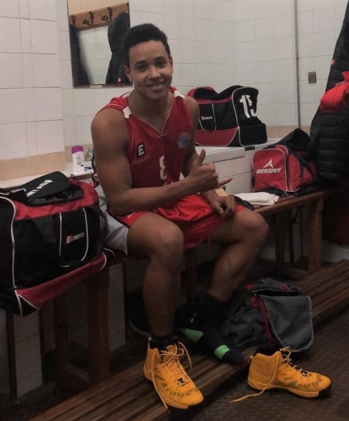 Jovencito puertoplateño se destaca en baloncesto colegial de España