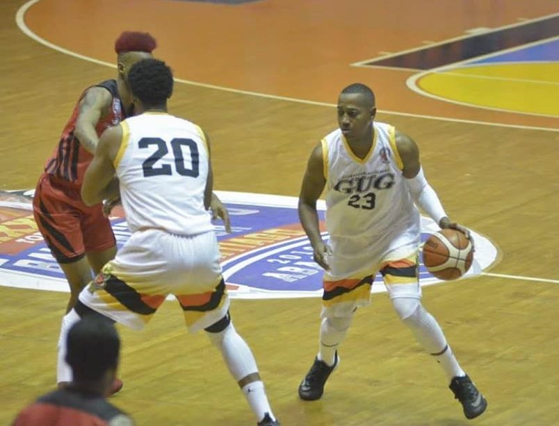 Veterano baloncestista puertoplateño Kelvin Peña se destaca en actual torneo de baloncesto superior de Santiago