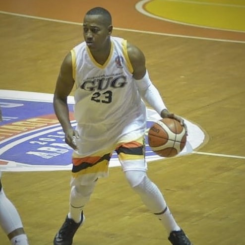 Puertoplateño Kelvin (El Pollito) Peña sigue teniendo una temporada grandiosa en torneo superior de baloncesto de Santiago