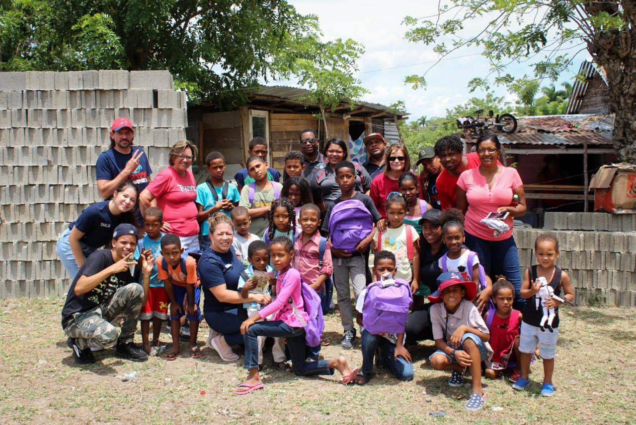 Fundación “Tsunami Waves” del pelotero Carlos Martínez regala útiles escolares en sectores de Puerto Plata