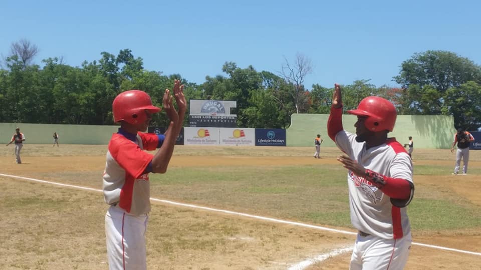 Bateo explosivo de Germán y picheo excelente de Tamarez pone a Tiburones del Norte con un pie en la final