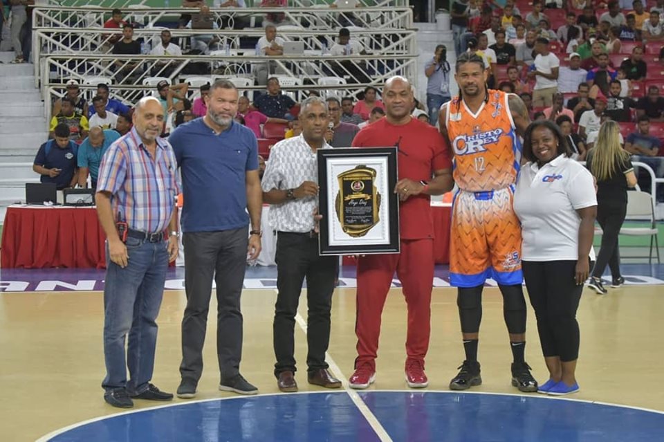 Reconocen ex baloncestista puertoplateño Hugo Díaz en el TBS del Distrito Nacional 2019
