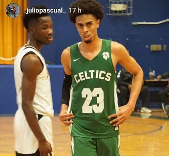 Joven atleta puertoplateño Julio Pascual se destaca en baloncesto del High School en Estados Unidos