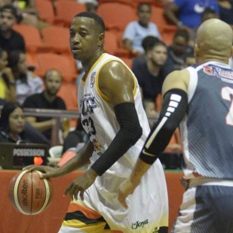 Puertoplateño Kelvin Peña regresó de manera triunfal con el club GUG en torneo superior de baloncesto 2019 de Santiago