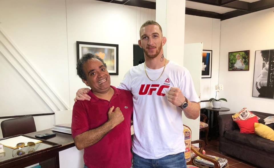 Peleador canadiense de la UFC visita famoso estudio fotográfico de Puerto Plata