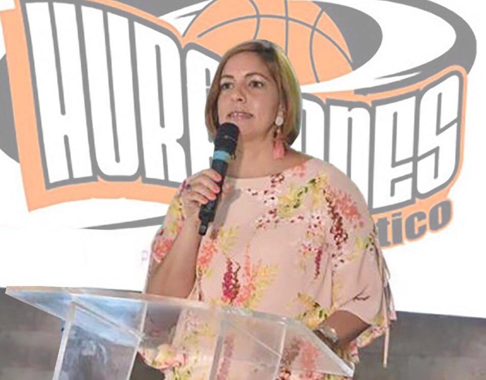 Ejecutiva del equipo Huracanes del Atlántico saluda anuncio de licitación para reparar techado de baloncesto Fabio Rafael González