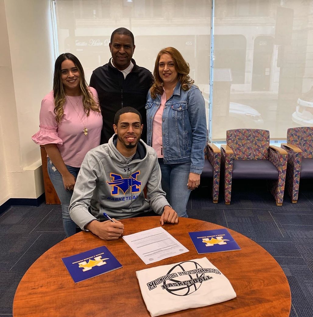 Joven baloncestista puertoplateño firma con equipo Mustangs de Monroe en la NJCAA